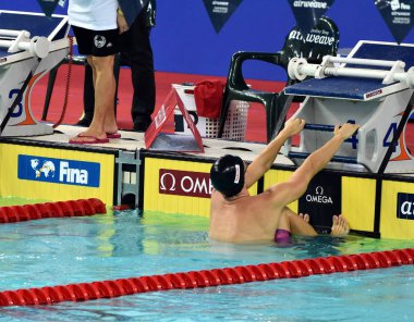 Hong Kong, Çin - 30 Ekim 2016. Rekabetçi yüzücü Sankovich Pavel (Blr) erkekler sırtüstü 50m ön ısı başında. Fina Yüzme Dünya Kupası, Victoria Park