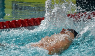 Hong Kong, Çin - 30 Ekim 2016. Rekabetçi yüzücü Sankovich Pavel (Blr) erkekler sırtüstü 50 m ön ısı yüzme. Fina Yüzme Dünya Kupası, Victoria Park