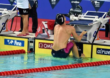 Hong Kong, Çin - 30 Ekim 2016. Rekabetçi yüzücü Sankovich Pavel (Blr) erkekler sırtüstü 50m ön ısı başında. Fina Yüzme Dünya Kupası, Victoria Park