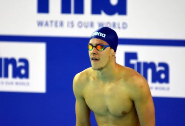 Hong Kong, Çin - 30 Ekim 2016. Olimpiya, dünya şampiyonu ve rekortmeni Mitch Larkin (Aus) erkekler sırtüstü 50m ön ısı başında. Fina Yüzme Dünya Kupası, Victoria Park