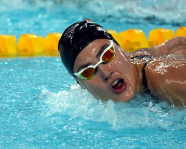 Hong Kong, Çin - 30 Ekim 2016. Zsuzsanna Jakabos (Hun) yüzme kelebek rekabetçi yüzücü. Fina Yüzme Dünya Kupası, ön ısıtır, Victoria Park Yüzme Havuzu