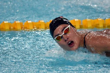 Hong Kong, Çin - 30 Ekim 2016. Zsuzsanna Jakabos (Hun) yüzme kelebek rekabetçi yüzücü. Fina Yüzme Dünya Kupası, ön ısıtır, Victoria Park Yüzme Havuzu