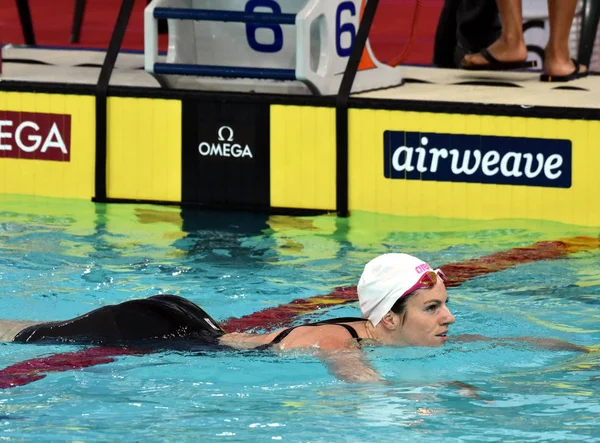 Hong Kong, Çin - 29 Ekim 2016. Avustralya olympian ve dünya şampiyon yüzücü şamandıra lane işaretleri üzerinde Emily Seebohm (Aus). Fina Yüzme Dünya Kupası, ön ısıtır, Victoria Park Yüzme Havuzu