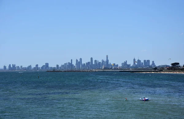 Línea del horizonte de Melbourne desde Brighton Beach Gardens — Foto de Stock