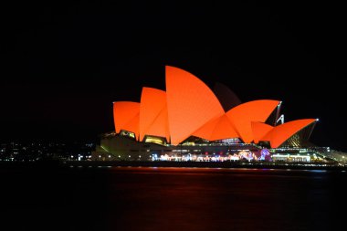 Sydney Opera Binası ve cam yansımalar