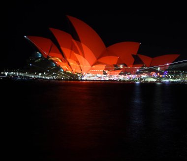 Sydney Opera Binası ve cam yansımalar