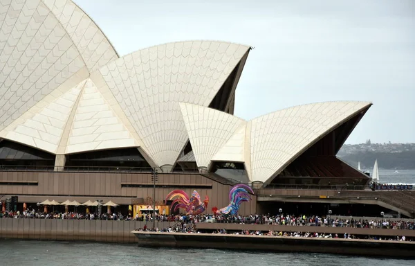 Les gens qui célèbrent la Journée de l'Australie à Opera House . — Photo