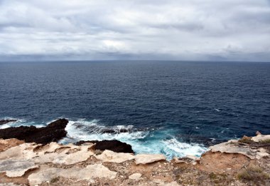 Bulutlu bir günde fışkıran deniz. 