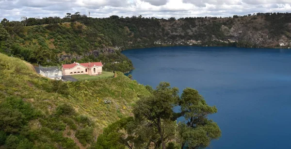 Neuvěřitelně modré jezero v Mt Gambier — Stock fotografie