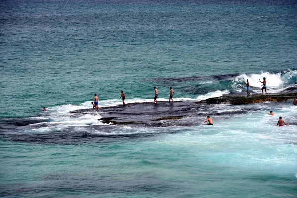 Gente nadando en el mar — Foto de Stock