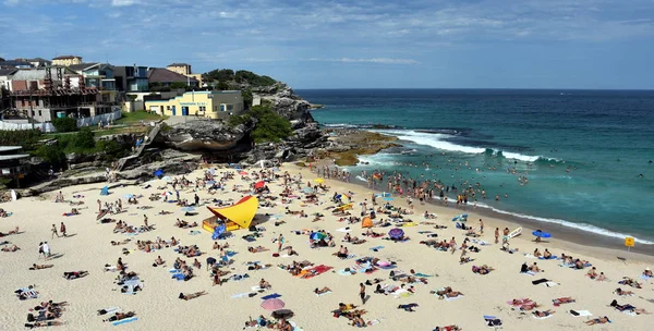 Pessoas relaxantes, natação e banhos de sol — Fotografia de Stock