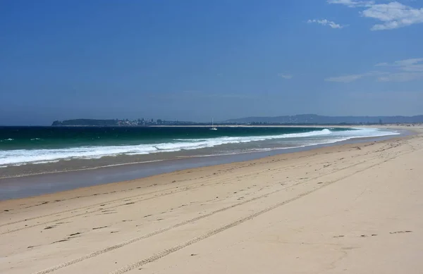 Ландшафт пляжа с шинами — стоковое фото