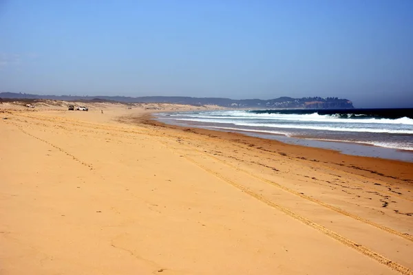 Ландшафт пляжа с шинами — стоковое фото