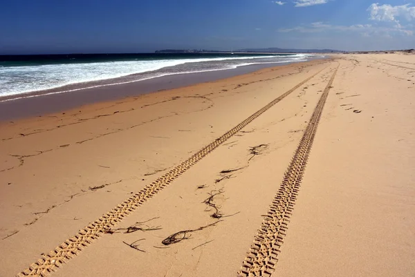 Paisagem da praia com pista de pneu — Fotografia de Stock