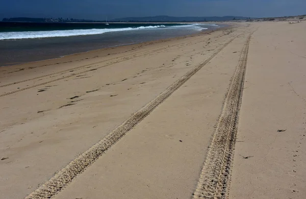 Paisagem da praia com pista de pneu — Fotografia de Stock