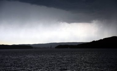 Güzel bir yaz günü bulutlu gökyüzü altında deniz manzarası