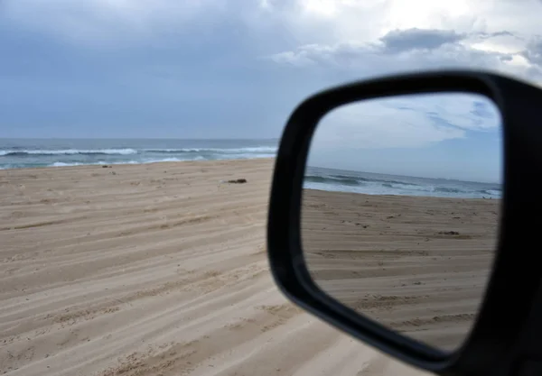 Carro dirigindo na praia — Fotografia de Stock