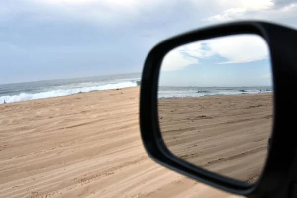 해변에서 운전 하는 자동차 — 스톡 사진