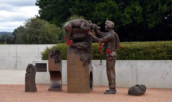 Sculpture of  Explosive Detection Dogs in war — Stock Photo, Image