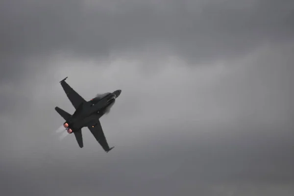Лететь истребитель F18 Hornet — стоковое фото