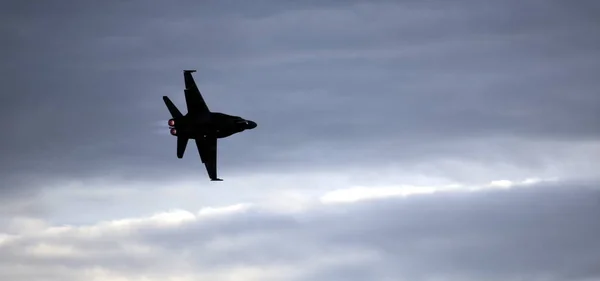 Σιλουέτα του F18 Hornet μαχητικό αεροσκάφος — Φωτογραφία Αρχείου
