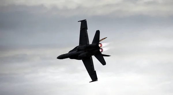 Silhueta da aeronave de caça F18 Hornet em voo . — Fotografia de Stock