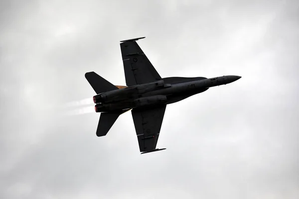 Σιλουέτα του F18 Hornet μαχητικό αεροσκάφος κατά την πτήση. — Φωτογραφία Αρχείου