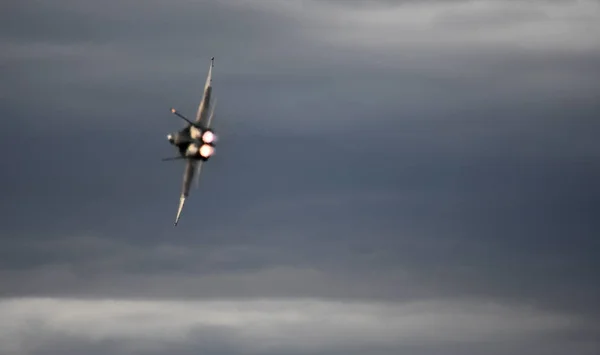 Silueta stíhací letoun F18 Hornet v letu. — Stock fotografie