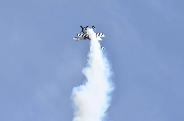 Paul Bennet aerobatic display in his Wolf Pitts Pro — Stock Photo, Image