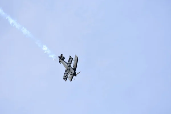 Paul Bennet aerobatic display in his Wolf Pitts Pro — Stock Photo, Image