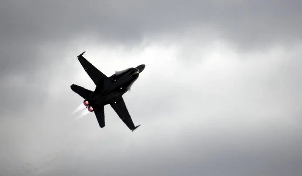 F18 "USS Hornet" vechter luchtvaartuig tijdens de vlucht — Stockfoto