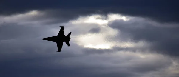 Σιλουέτα του F18 Hornet μαχητικό αεροσκάφος κατά την πτήση. — Φωτογραφία Αρχείου