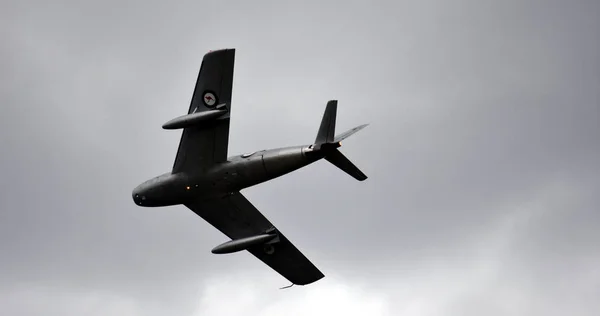 CAC CA-27 Mk32 Sabre летит в воздухе — стоковое фото
