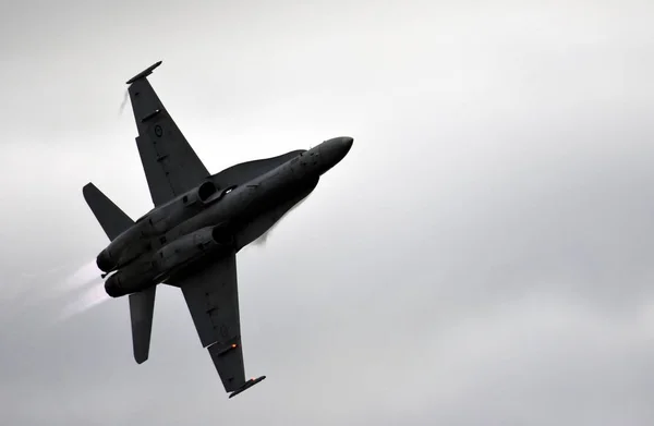 Silueta de aviones de combate F18 Hornet en vuelo . — Foto de Stock