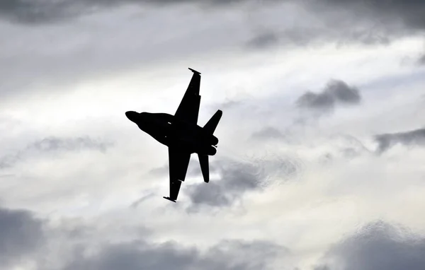 Silhueta da aeronave de caça F18 Hornet — Fotografia de Stock