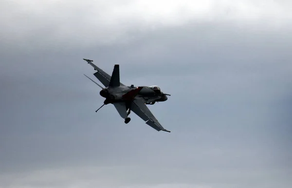 Stíhací letoun F18 Hornet v letu — Stock fotografie