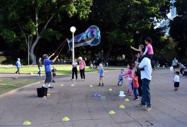 Eğlenceli ve sabun köpüğü ile olan çocuklar