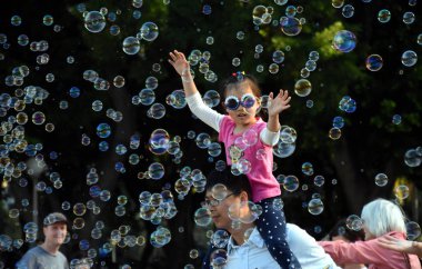 Eğlenceli ve sabun köpüğü ile olan çocuklar