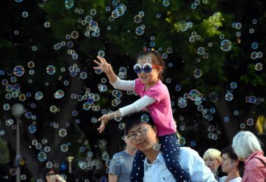 Eğlenceli ve sabun köpüğü ile olan çocuklar