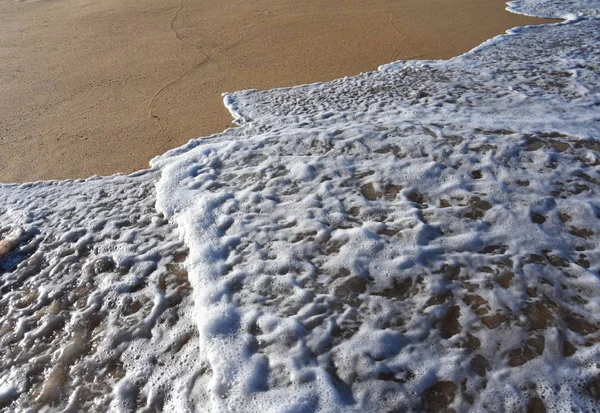 Ola de mar en playa de arena — Foto de Stock