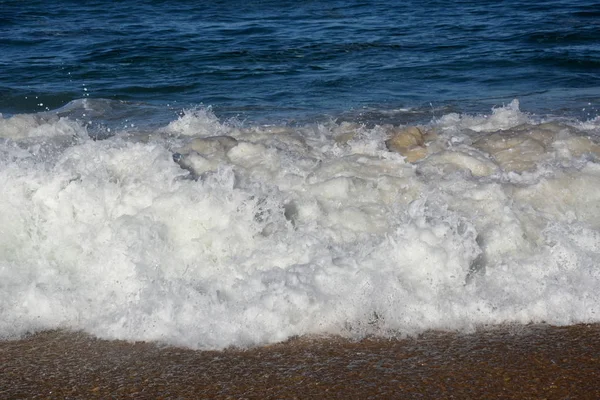 水泡沫的破碎到岸边的海浪 — 图库照片