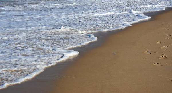 Ola de mar en playa de arena — Foto de Stock