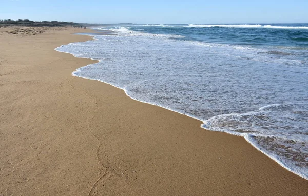 Onda marina sulla spiaggia di sabbia — Foto Stock