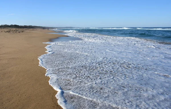 Onda de mar na praia de areia — Fotografia de Stock