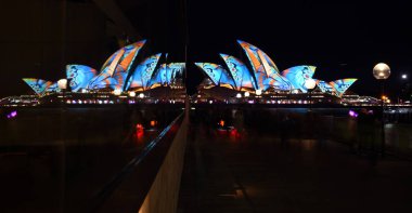 İskelede Sydney Opera Binası ve cam yansımalar