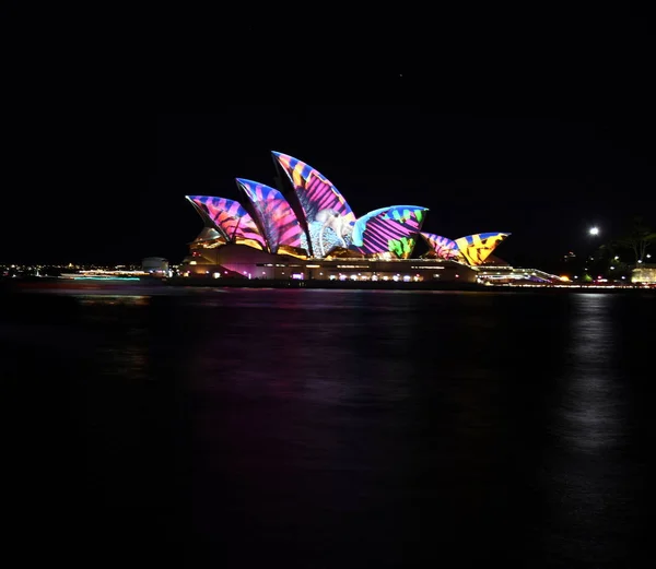 Sydney Opera House iluminada en el Festival de Luces Vivas — Foto de Stock