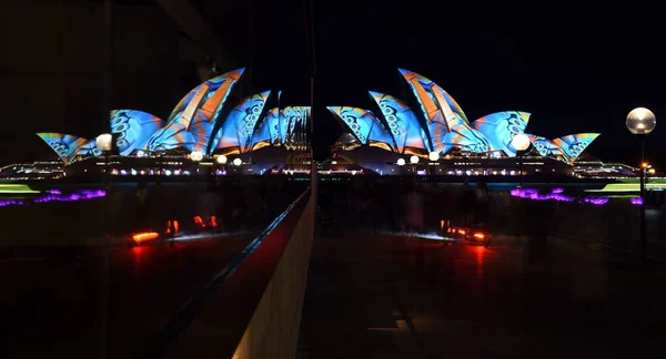 Opéra de Sydney et reflets de verre à la jetée — Photo