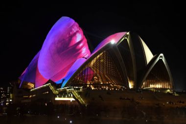 Sidney Opera Evi aydınlatılmış