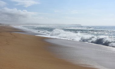 Dalgalar ve arka plan için kum plaj