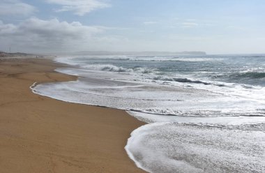 Dalgalar ve arka plan için kum plaj